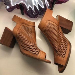 Vince Camuto Block Heel Sandals. Size 8